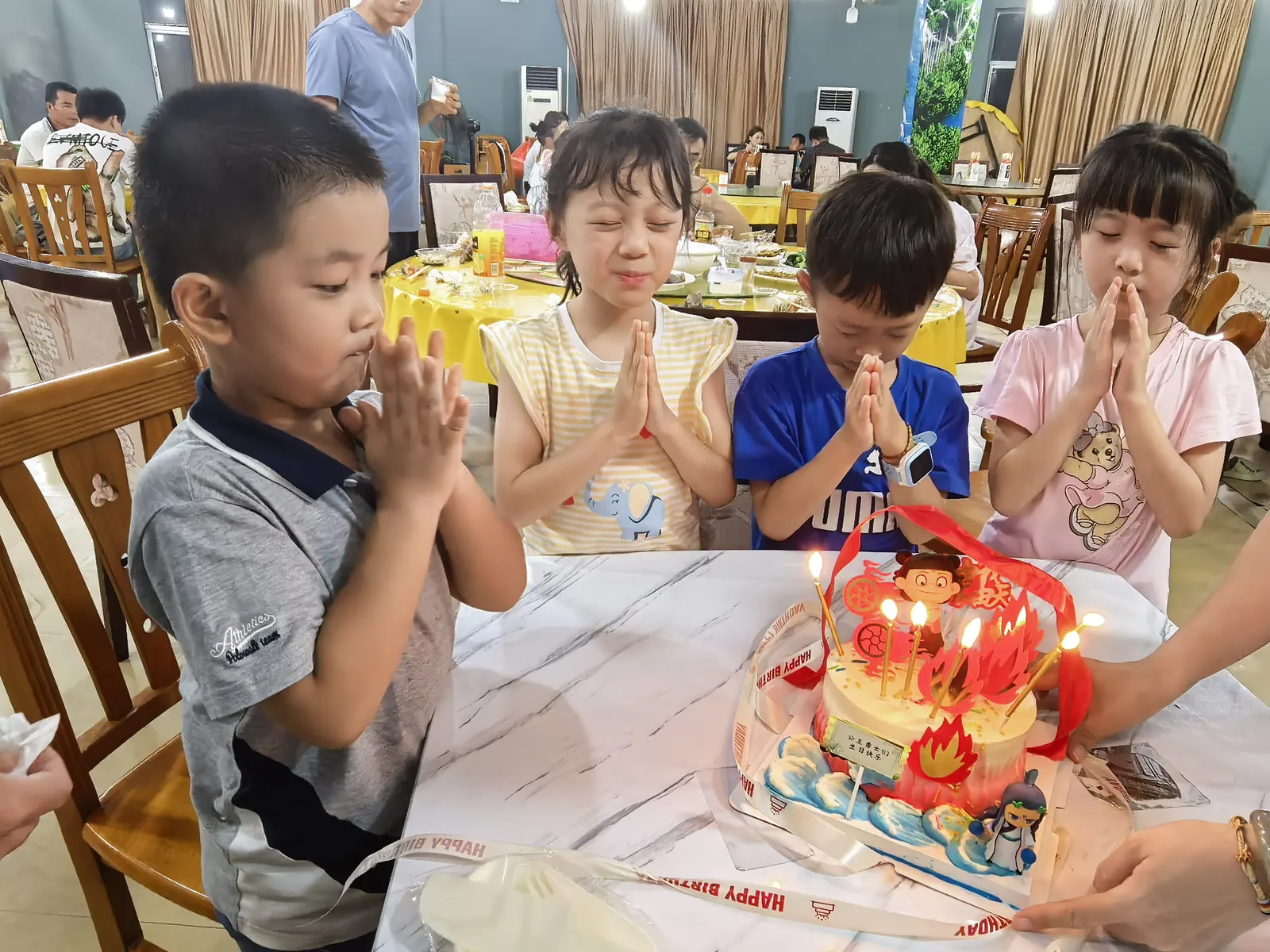小朋友们一起庆祝生日